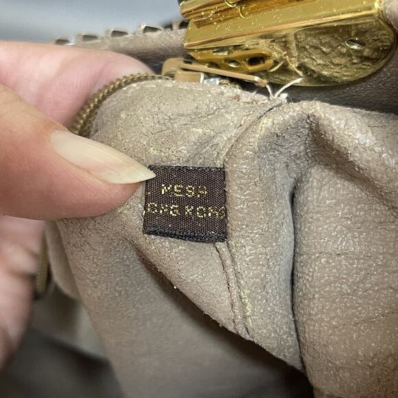 Vintage 1960s Tote Bag Cream Metal Mesh Brown Lucite Handles Gold Accents Snap - Picture 6 of 8